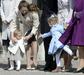 Foto: Švedski princeski ukradli pozornost dedku kralju Gustavu