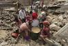 V Nepalu izpod ruševin potegnili tri preživele, tudi moškega, starega 101 leto