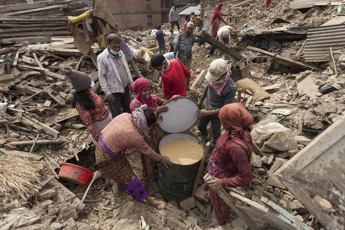 Potres, ki je 25. aprila z magnitudo 7,8 stresel Nepal, je po do zdaj zbranih podatkih zahteval več kot 7.360 smrtnih žrtev, ranjenih je več kot 14.000 ljudi. Okoli dva milijona jih je ostalo brez strehe nad glavo in čakajo pomoč. Foto: EPA