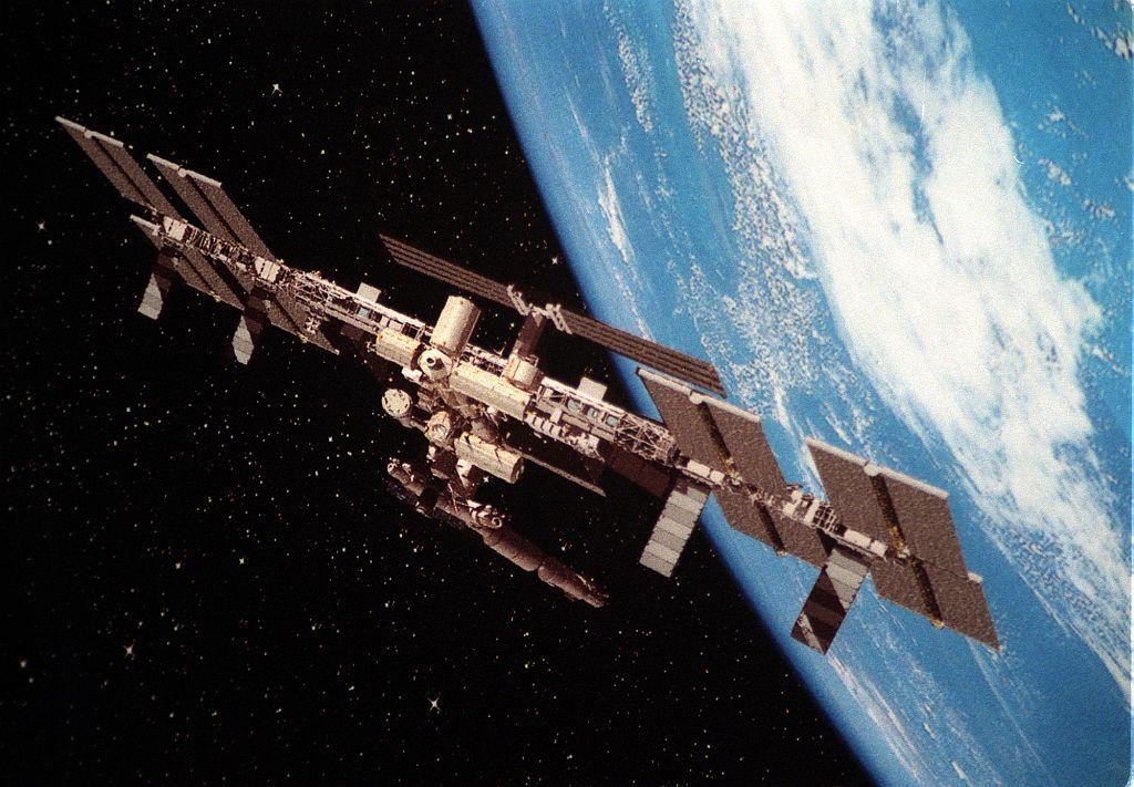 ISS je v svojih 15 letih zrasel do velikosti nogometnega stadiona. Foto: AP