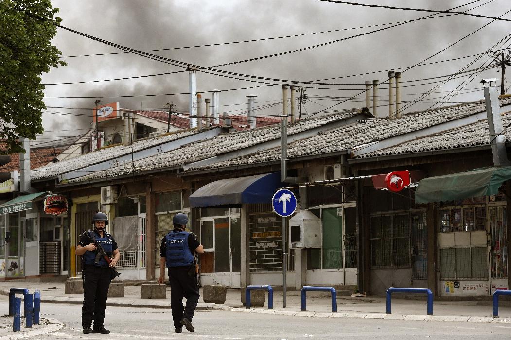 V Kumanovu izredne razmere - hiše gorijo, uvedli so policijsko uro, poročajo o več žrtvah. Foto: EPA