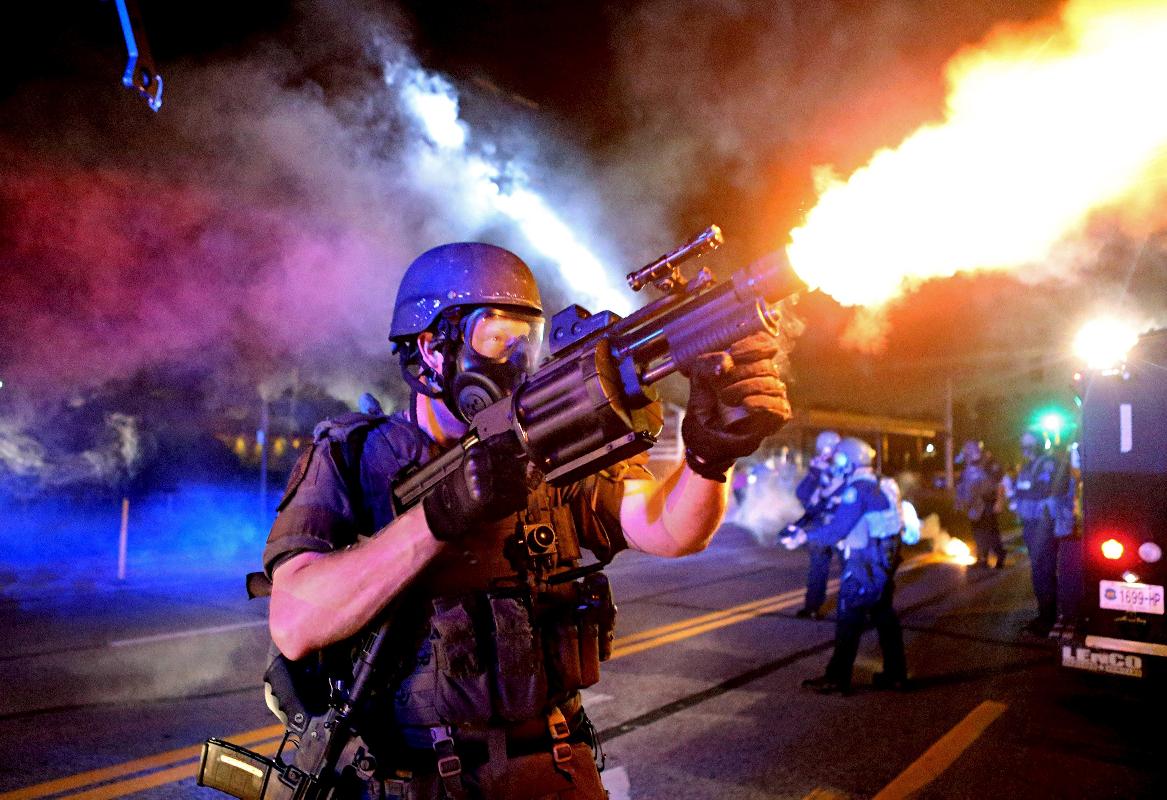 Odločitev ameriškega predsednika Baracka Obame sledi očitkom o preveliki militarizaciji policije, ki naj bi preostro postopala med odmevnimi protesti v Baltimoru in Fergusonu. Foto: MMC RTV SLO/Reuters