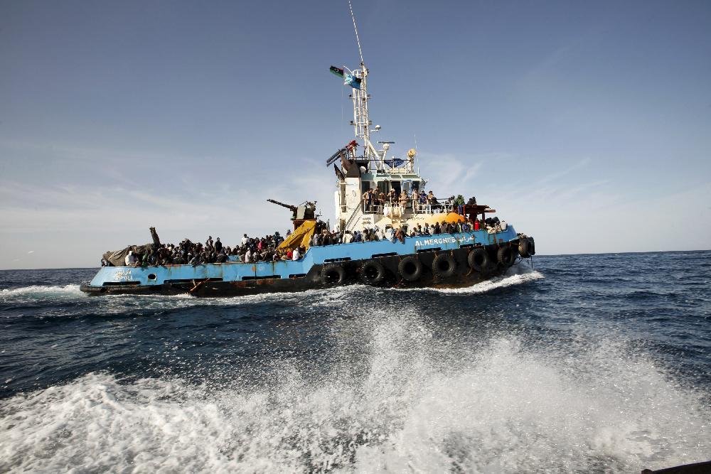 Prebežniki se na pot podajajo v dotrajanih in pogosto prenatrpanih ladjah. Foto: Reuters