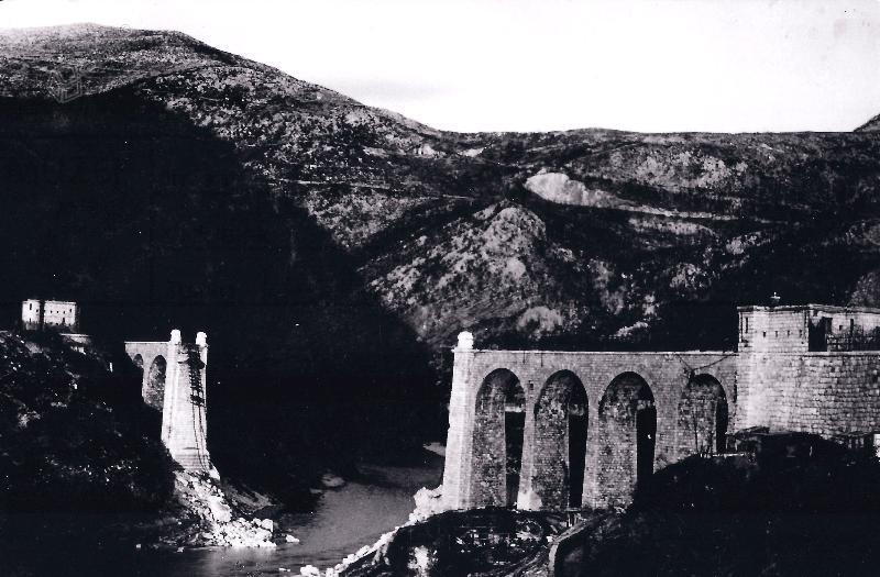 Posledice bojev na soški fronti - razstreljeni solkanski viadukt.