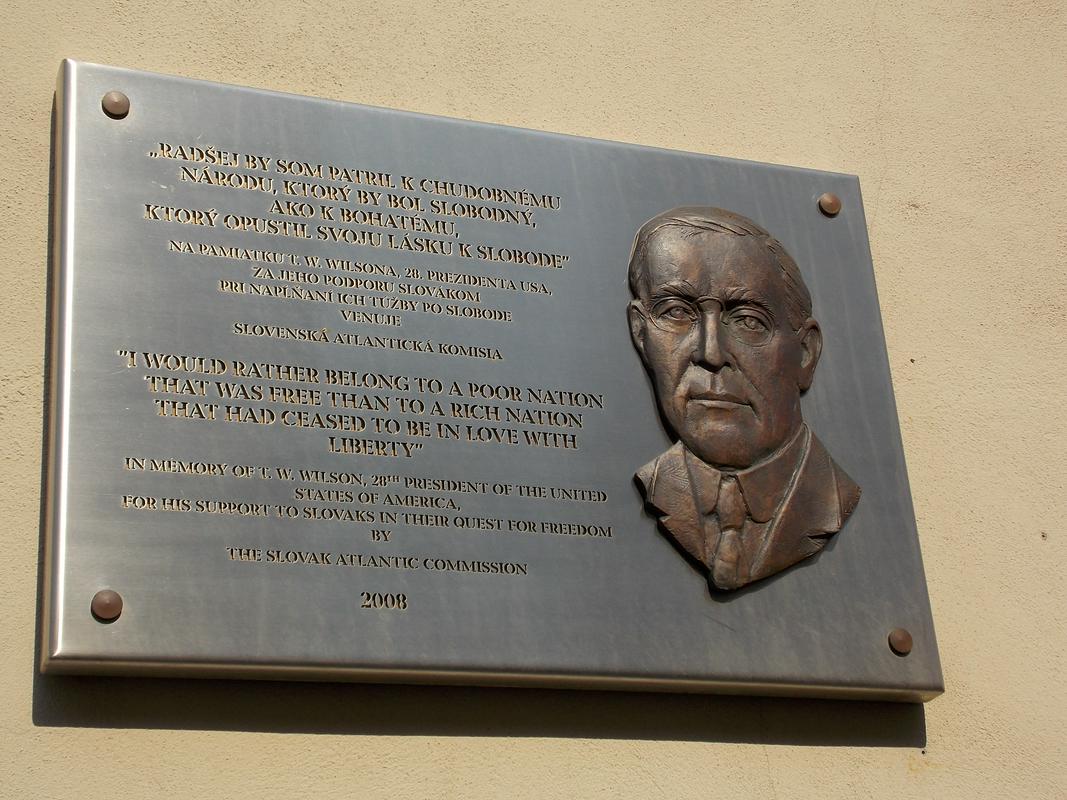 Proti tajnim vojnim sporazumom se je zavzemal ameriški predsednik Woodrow Wilson. Na fotografiji spominska plošča v Bratislavi.