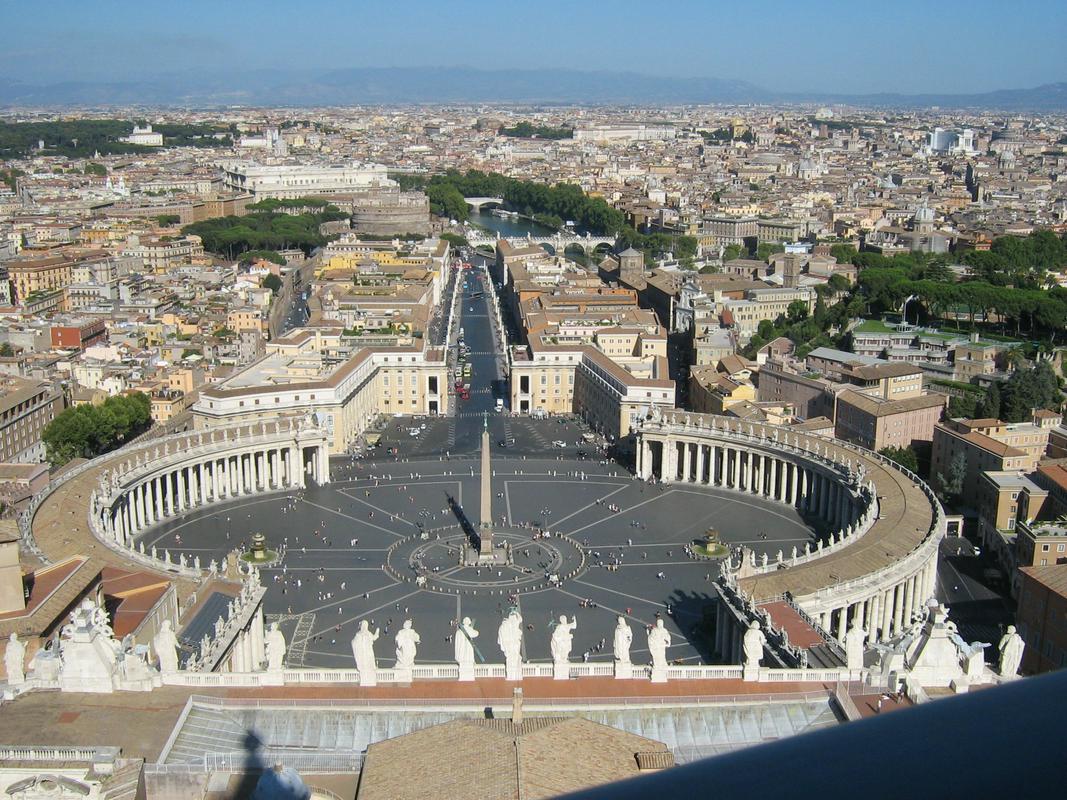 Italija je obrnila hrbet nekdanji zaveznici in Avstro-Ogrski napovedala vojno. Na fotografiji trg sv. Petra v Vatikanu, v ozadju Rim.