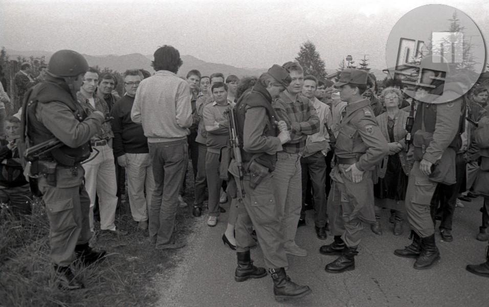 Množica Mariborčanov je bila s svojimi telesi pripravljena preprečevati vstop vojakov JLA v učni center v Pekrah. Foto: Tone Stojko, hrani Muzej novejše zgodovine Slovenije