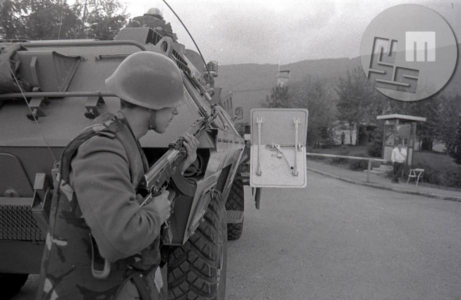 Pekrski dogodki 23. maja 1991 - obkolitev učnega centra Teritorialne obrambe. Foto: Tone Stojko, hrani Muzej novejše zgodovine Slovenije