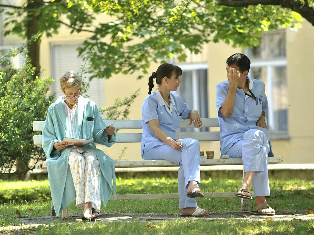 V slovenskih bolnišnicah je leta 2017 primanjkovalo 1.400 medicinskih sester in 700 medicinskih tehnikov, danes je stanje še slabše. Foto: BoBo