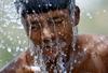 V Indiji zaradi vročine umrlo že več kot 2.000 ljudi