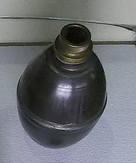Ročna granata francoske izdelave, polnjena z bojnim plinom