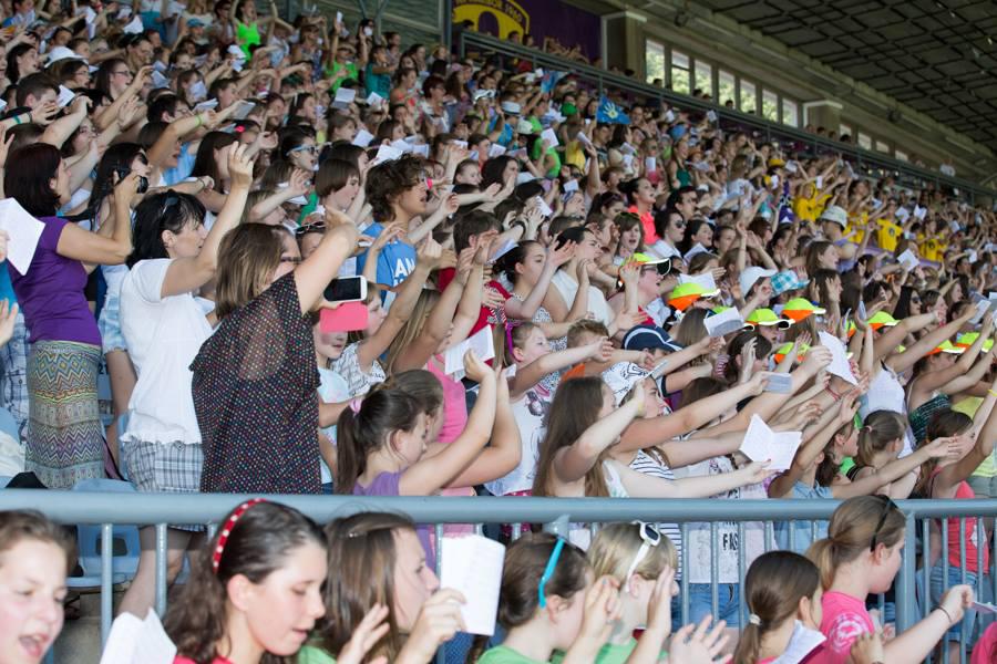 Na stadionu Ljudski vrt je v en glas zapelo okoli 7.000 otrok iz več kot 200 slovenskih osnovnih, srednjih in glasbenih šol ter plesnih klubov in društev. Foto: Narodni dom Maribor