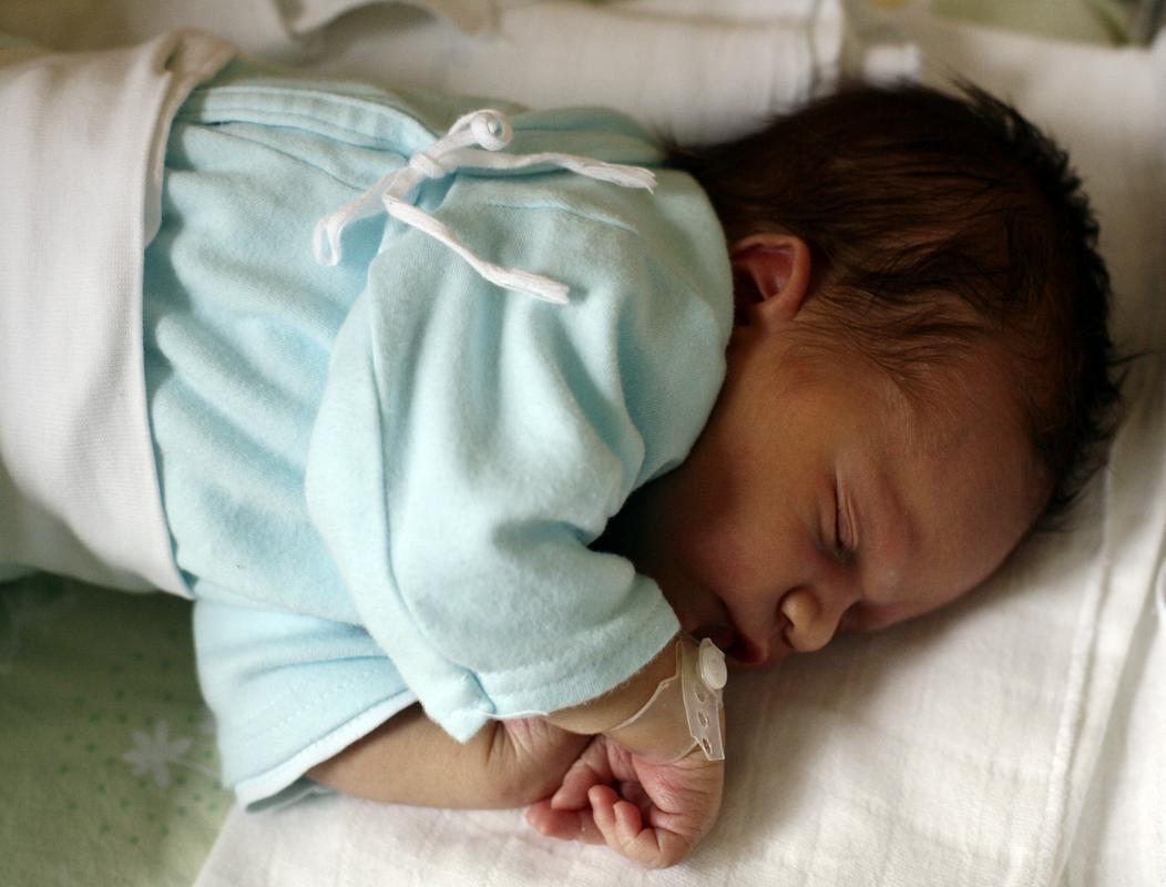 Varuh človekovih pravic opozarja na kršitve ustavnih pravic po odpustu porodnic iz porodnišnic
