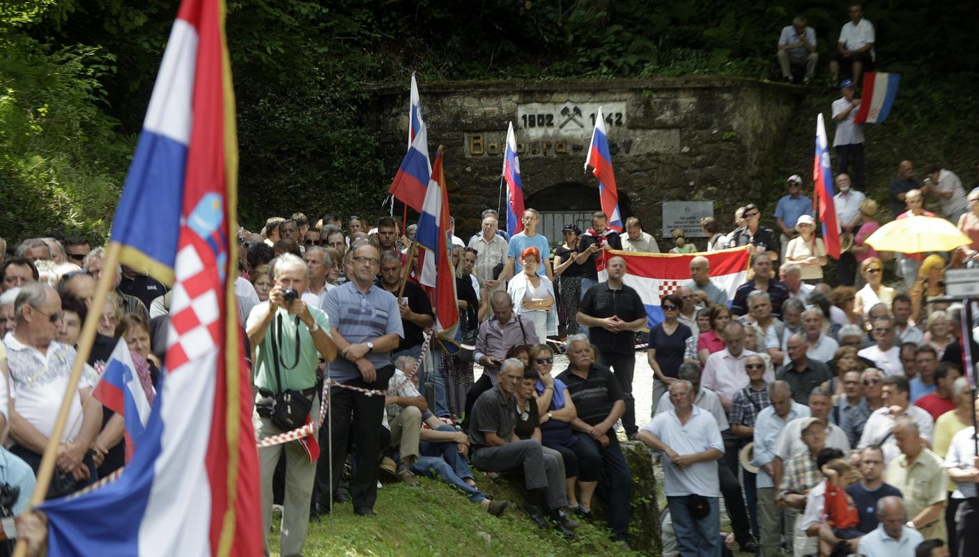 Slovesnosti se je udeležilo približno tisoč ljudi, večinoma Slovencev in Hrvatov. Foto: BoBo