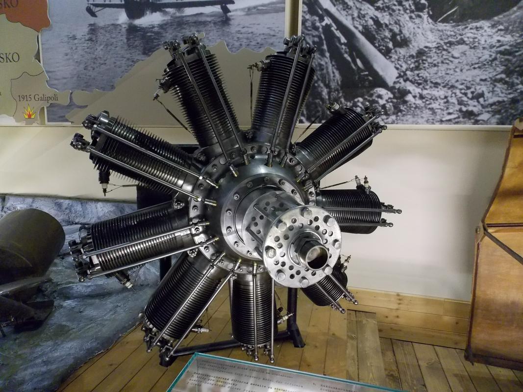 Letalski rotacijski motor francoske izdelave. Hrani Vojaški muzej Žižkov v Pragi.