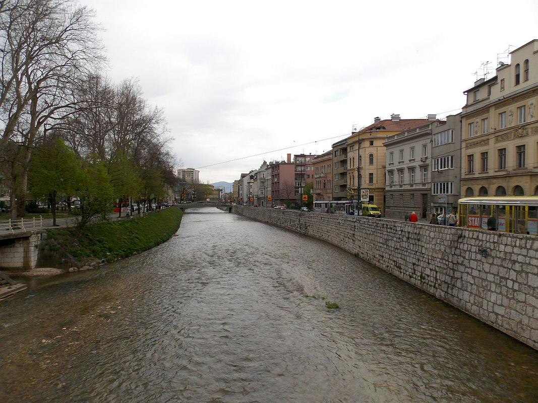 Reka Miljacka v Sarajevu.