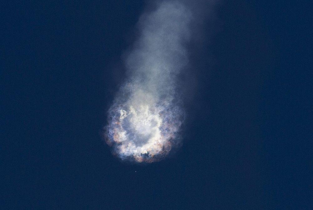 Raketa Falcon 9, ki naj bi v vesolje ponesla tovorno kapsulo Zmaj, je razpadla kmalu po vzletu. Foto: Reuters