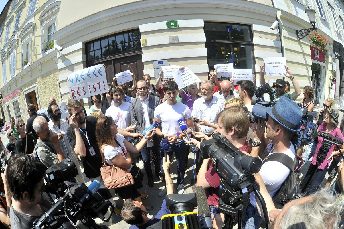 Solidarnost z Grki je prišlo izraziti okoli 30 ljudi. Foto: BoBo