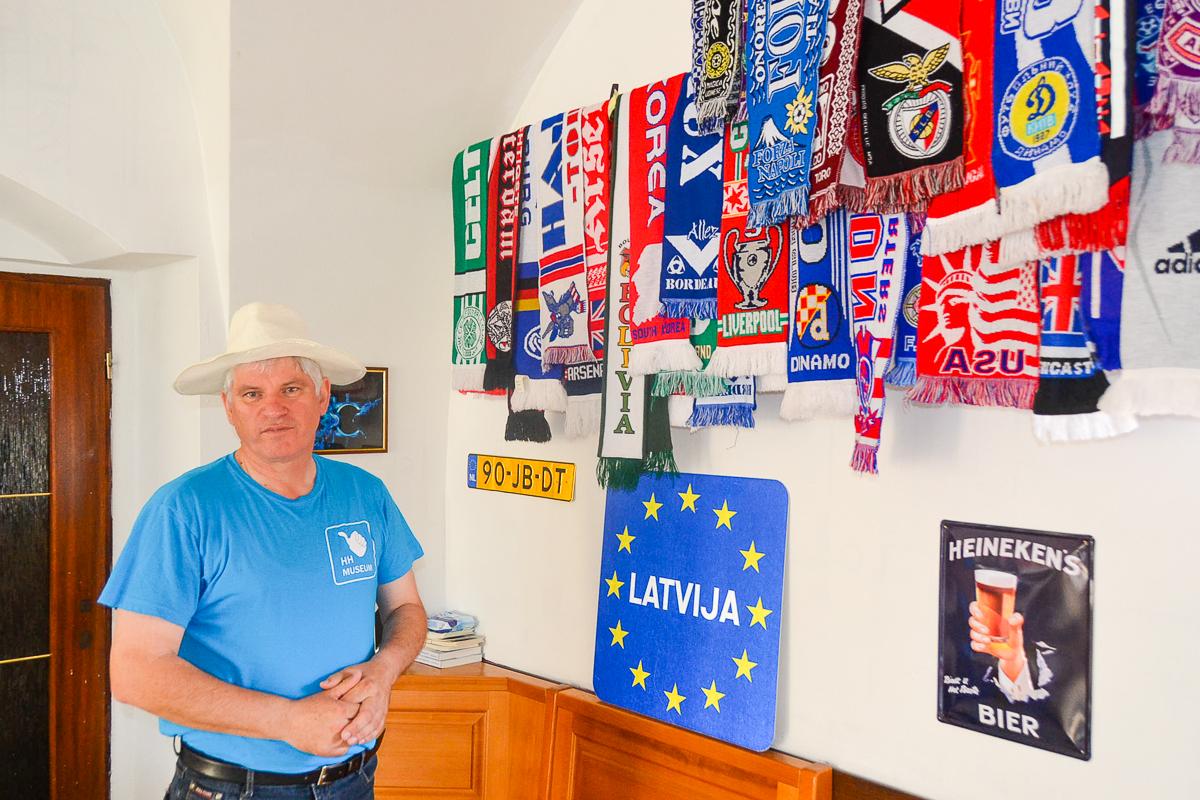 Miran Ipavec je velik ljubitelj športa, zato na svojih poteh kupuje tudi šale nogometnih klubov. Foto: MMC RTV SLO