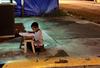 Fotografija filipinskega dečka, ki se uči na ulici, obkrožila svet
