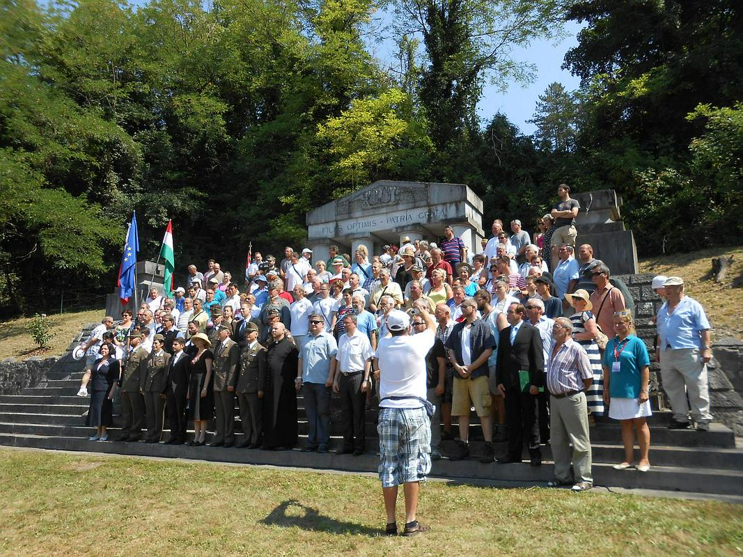 Madžarski turisti na avstro-ogrskem pokopališču v Štanjelu