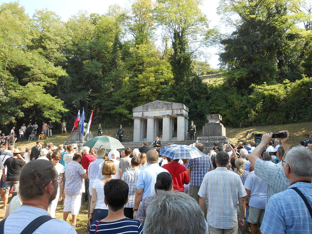 Madžarski turisti so obisk sklenili s spominsko slovesnostjo na avstro-ogrskem pokopališču v Štanjelu. Foto: Karin Zorn