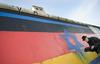 Že več kot 50-krat obnovljena poslikava na berlinskem zidu