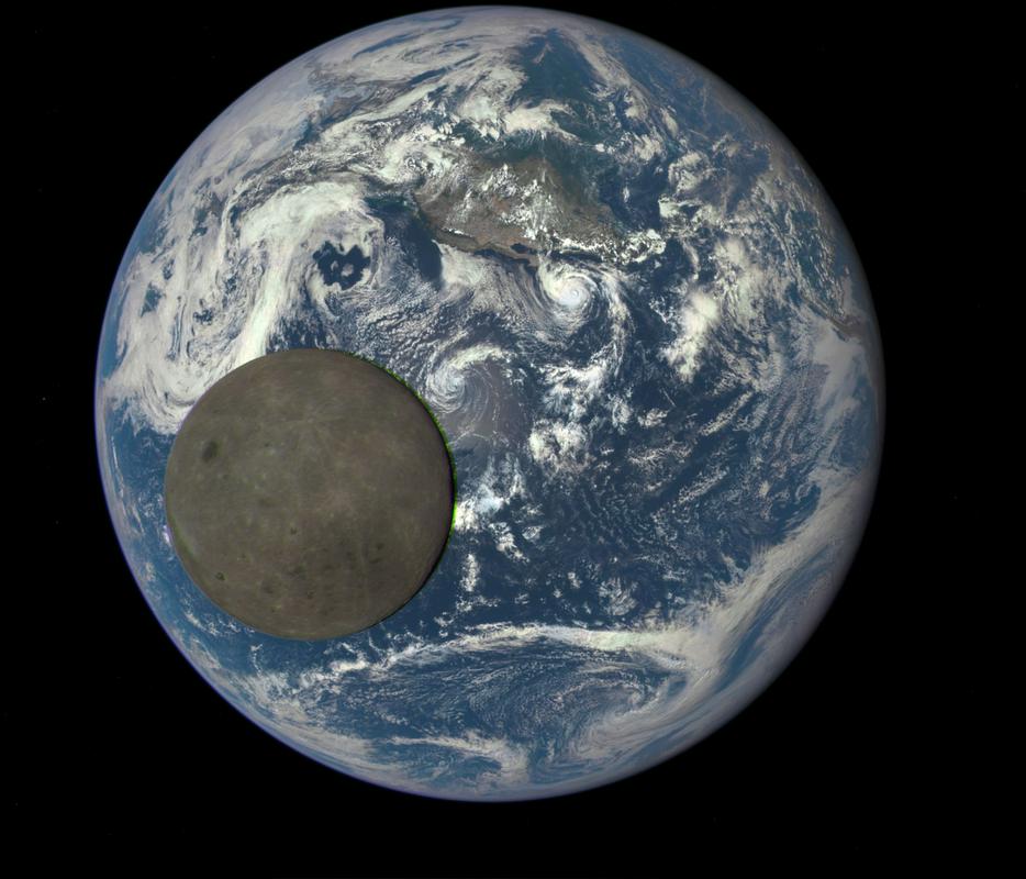 Zemlja in Mesec z 1,6 milijona kilometrov oddaljenosti. Med objektoma je tanka, zelena in modra črta. Ta je posledica uporabe barvnih filtrov v DISCOVR-jevi kameri. Skupaj jih je v uporabi deset (za barvno rdeči, zeleni in modri) in vsak zahteva svoj posnetek. Med njimi je okoli 30 sekund zamika, kar privede do zelenega in modrega zamika. Foto: NASA/NOAA