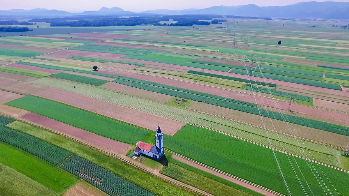 V zadnjih 25 letih je Slovenija izgubila 85 tisoč hektarjev kmetijskih zemljišč. Foto: RTV SLO/ Ergyn Zjeci