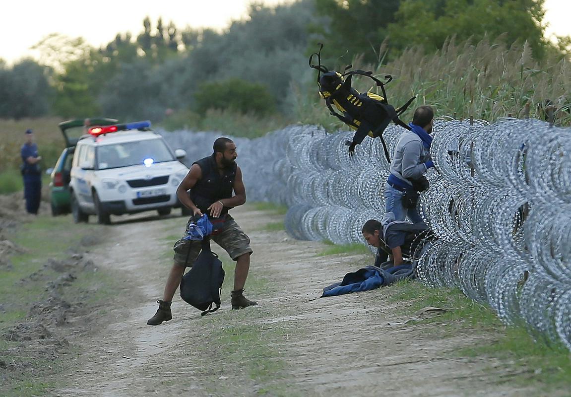 Na nekaterih delih madžarske meje s Srbijo stoji bodeča žica, ki jo bo kmalu zamenjala varnostna ograja. Foto: Reuters