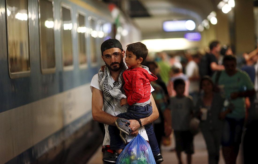 Na Dunaj je samo v ponedeljek iz Madžarske pripotovalo 3.650 beguncev. Foto: Reuters