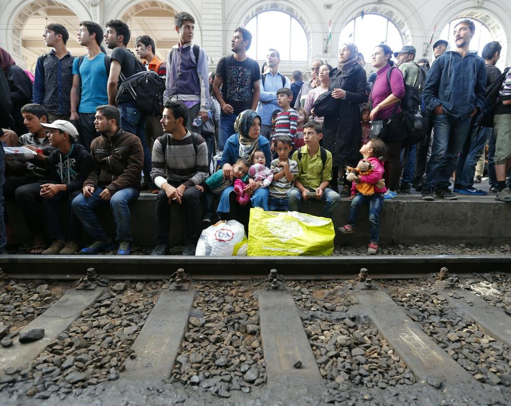 Prebežniki, ki so se iz Bližnjega vzhoda prek balkanske poti prebili do Madžarske, in želeli od tam nadaljevati pot proti Avstriji in predvsem Nemčiji, so več dni ostali ujeti na železniški postaji Keleti v središču Budimpešte. Foto: Reuters