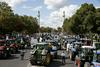 Obupani kmetje s traktorji zavzeli pariške ulice