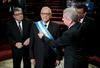 Stari predsednik Gvatemale v zapor, medtem prisegel novi