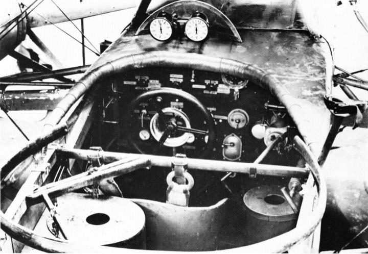 Notranjost novejšega bombnika, v katerem so bili trije v posadki – pilot in dva opazovalca