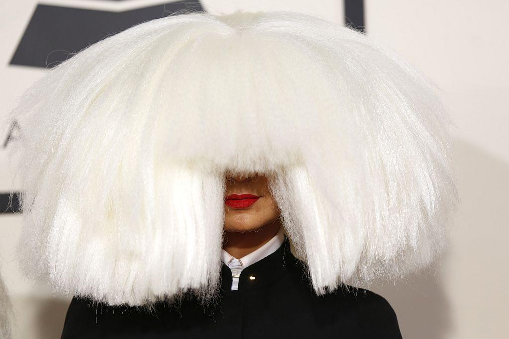 Takšna je Sia prišla na podelitev grammyjev februarja v Los Angelesu. Foto: Reuters