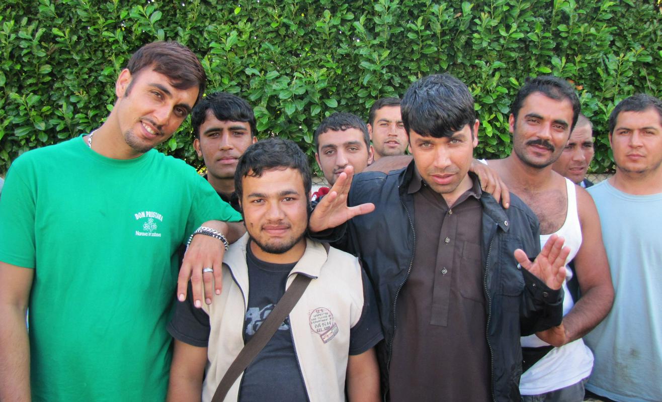 Želimo samo živeti v miru, pravijo begunci v Gorici. Večina jih je Afganistancev, ki so zbežali pred rekrutacijo talibanov. Foto: MMC RTV SLO/Ksenja Tratnik