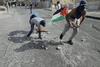 Spopadi med Palestinci in izraelsko policijo ne pojenjajo