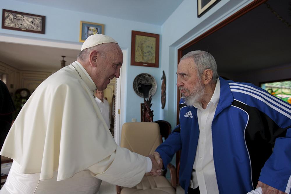 Slike s srečanja papeža in Fidela Castra so hitro obkrožile svet, iz Vatikana pa so sporočili, da je bilo srečanje neformalno in prijateljsko. Foto: Reuters