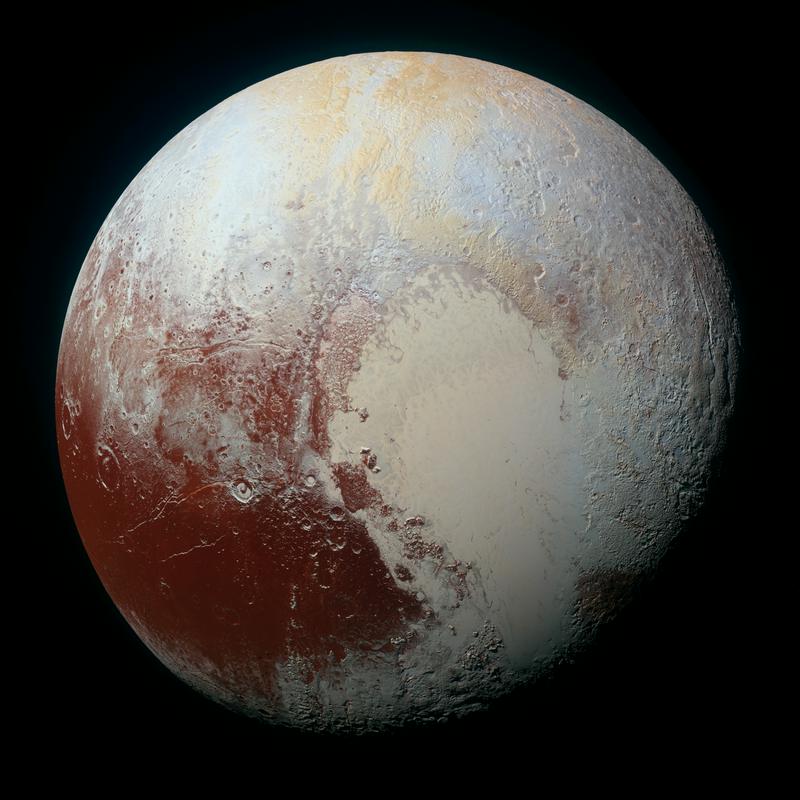 Pomanjšana inačica do zdaj največjega in najbolj kakovostnega posnetka Plutona. Nekatere barve so nekoliko ojačane, s čimer si znanstveniki olajšajo analizo. Polna inačica je na voljo na povezavi znotraj članka. Foto: NASA/JHUAPL/SwRI