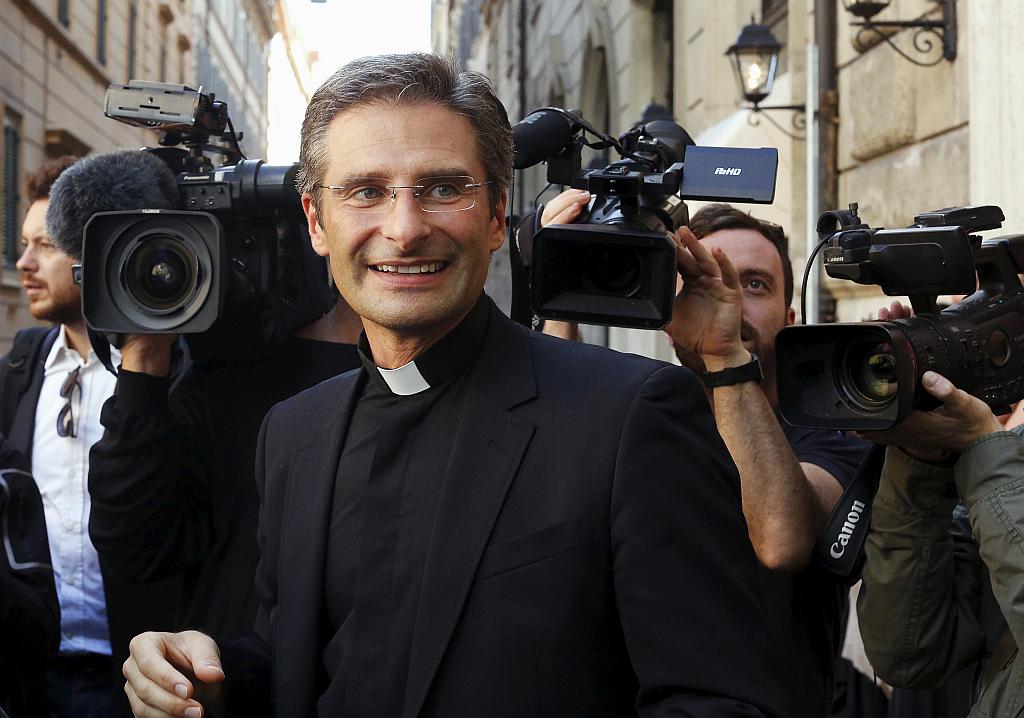 Charamsa se je po objavi novice, da je Vatikan proti njemu že ukrepal, pred novinarji pojavil z nasmehom. Foto: Reuters
