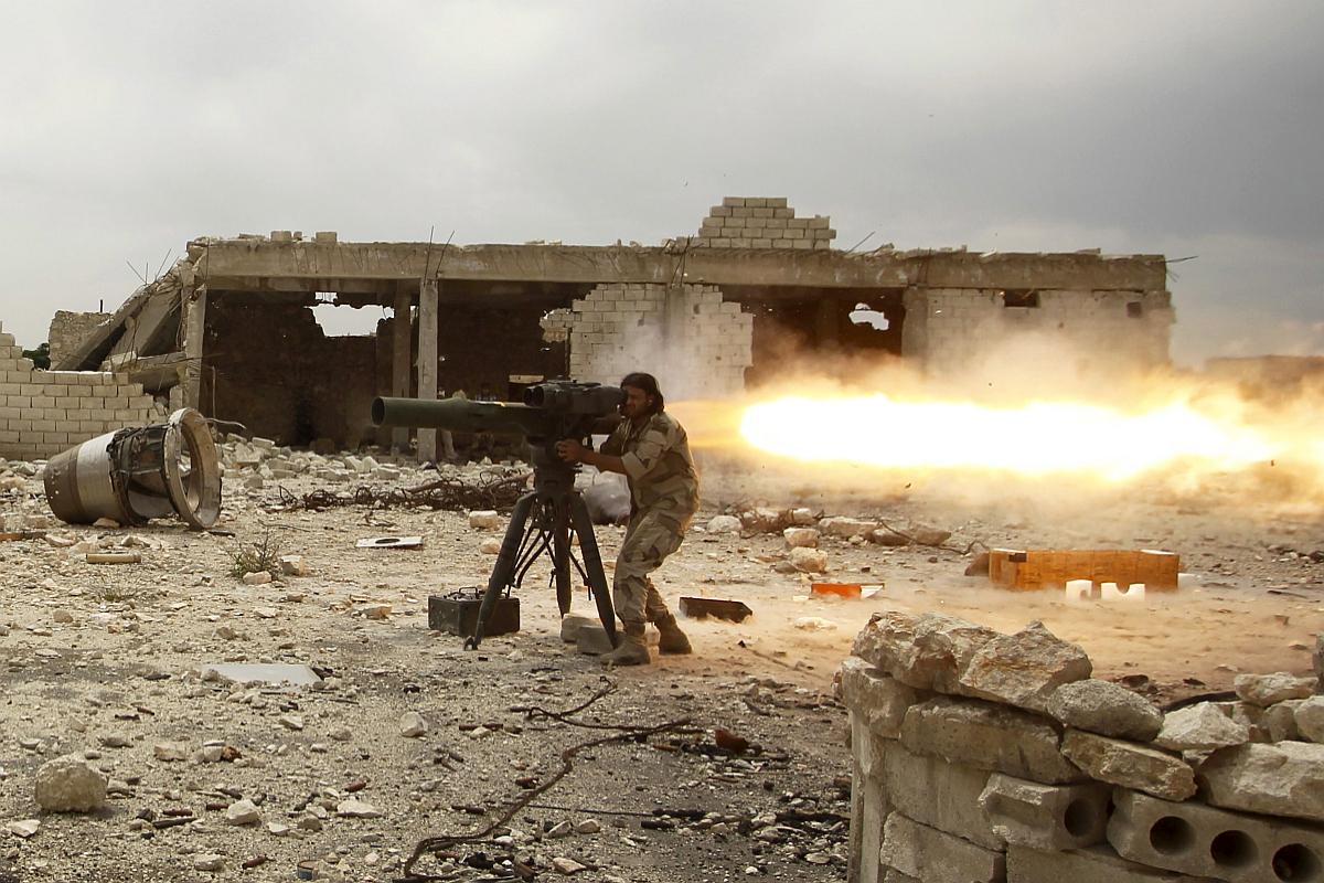 Protitankovska raketa sprožena s strani upornikov pri Alepu v Siriji