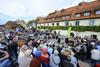 Foto: 3.500 ljudi na trgatvi najstarejše trte na svetu