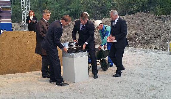 Temeljni kamen sta položila premier Miro Cerar in minister za infrastrukturo Peter Gašperšič. Foto: Twitter