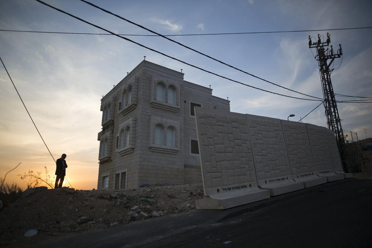 Gradnjo petmetrskega betonskega zidu naj bi izraelske sile končale naslednji teden. Foto: Reuters