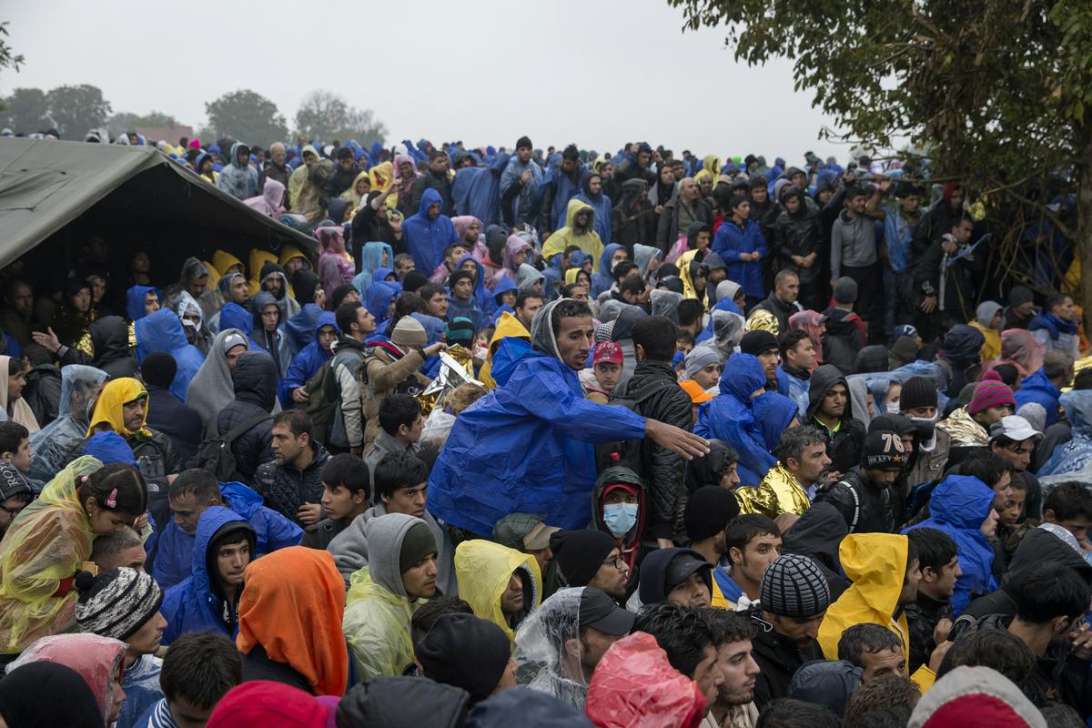Pred srbsko-hrvaško mejo je ujetih več kot 10.000 ljudi, ki čakajo na nadaljevanje svoje poti proti zahodu Evrope. Foto: Reuters