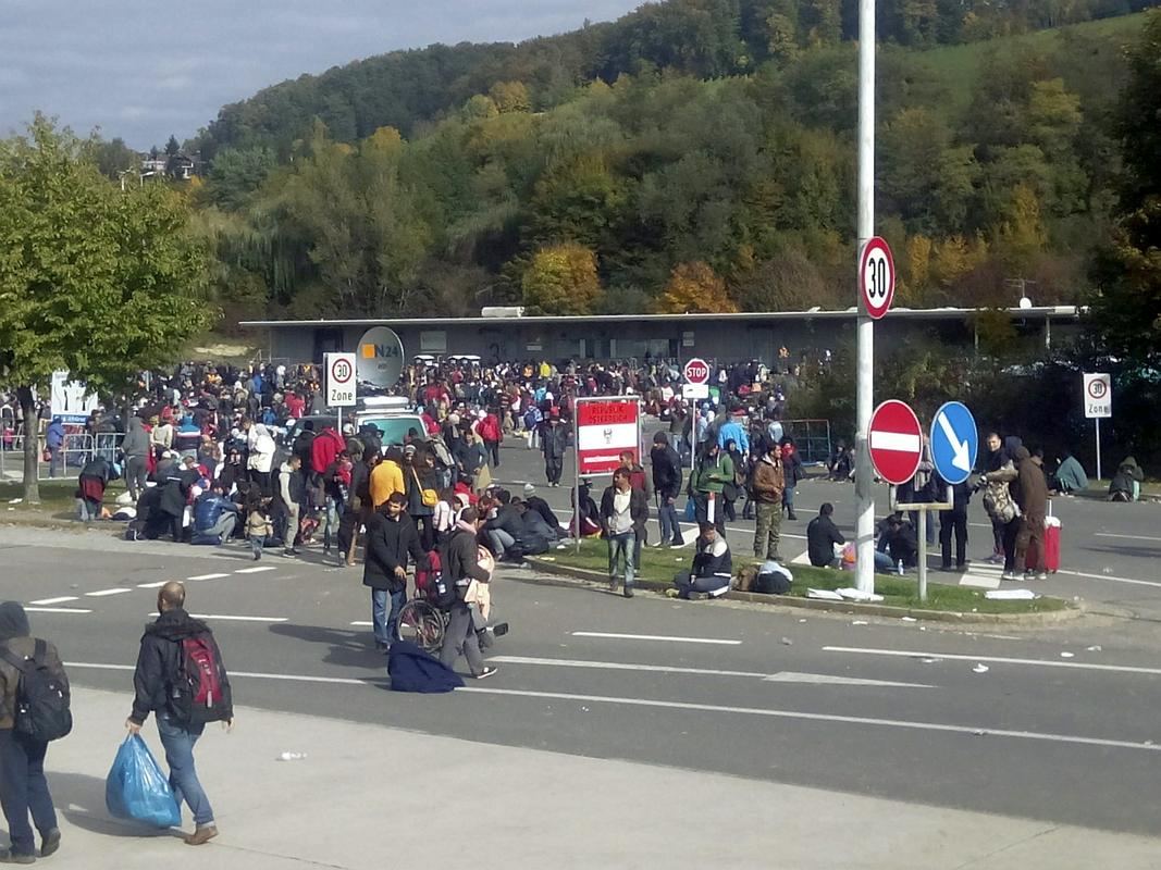 Na tisoče ljudi še čaka na vstop v Avstrijo. Foto: EPA