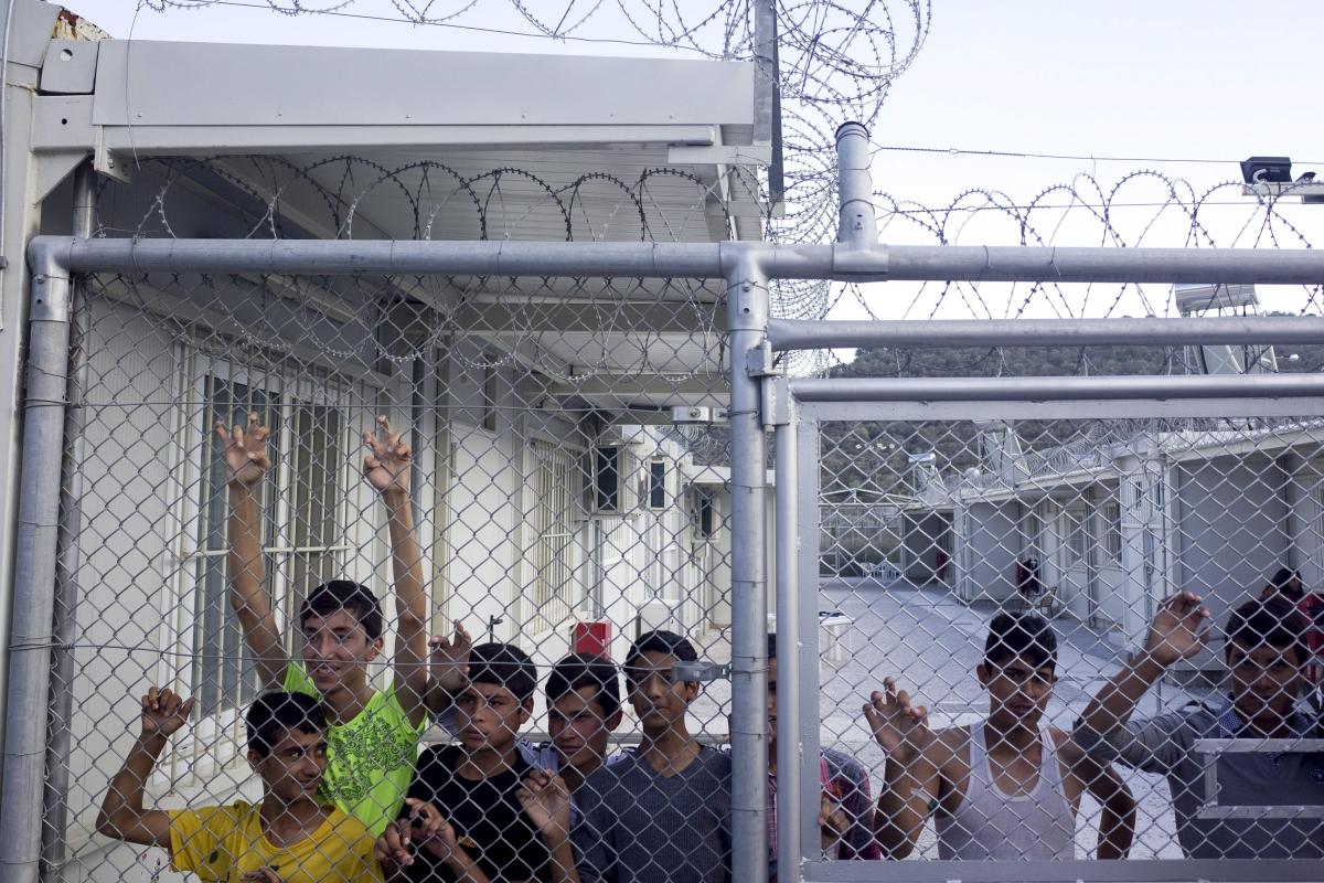 Grčija je prva država EU-ja, v katero vstopajo prebežniki. Na fotografiji prebežniki iz Afganistana v begunskem taborišču na grškem otoku Lesbos. Foto: Reuters