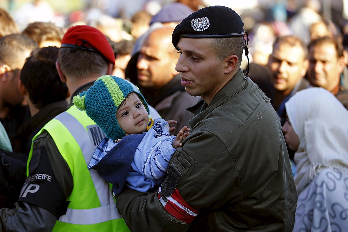 Avstrijski vojak z otrokom na slovensko-avstrijski meji v Špiljah