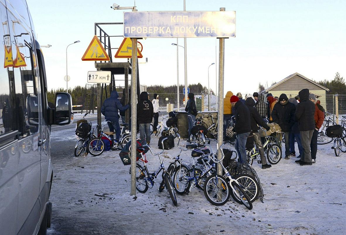 Begunci so prisiljeni kupiti drago kolo, da lahko opravijo še zadnji 500-metrski del poti do Norveške. Foto: Reuters